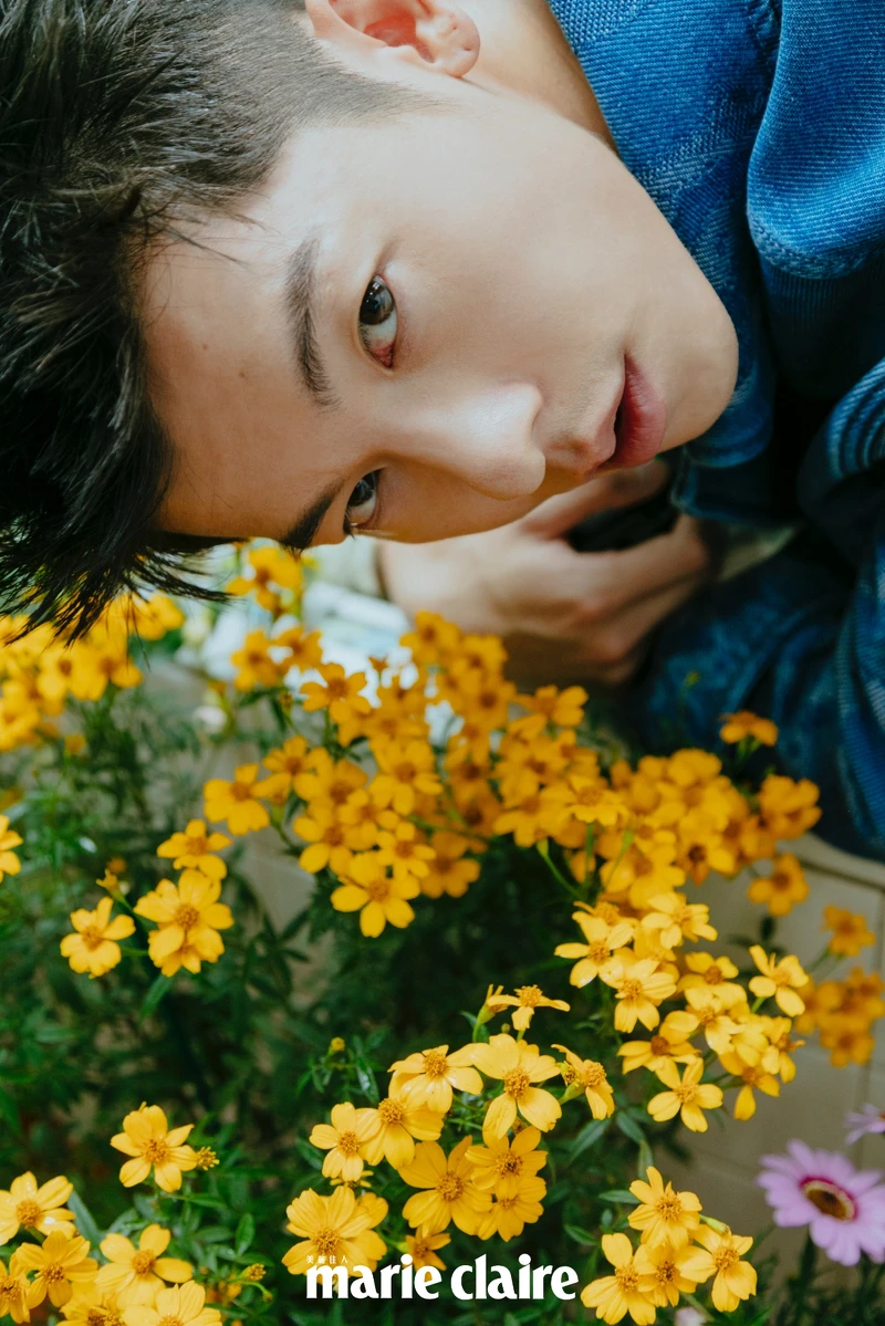 鵝黃色襯衫、刷色牛仔夾克,both by Fendi。 鵝黃色襯衫、刷色牛仔夾克,both by Fendi。