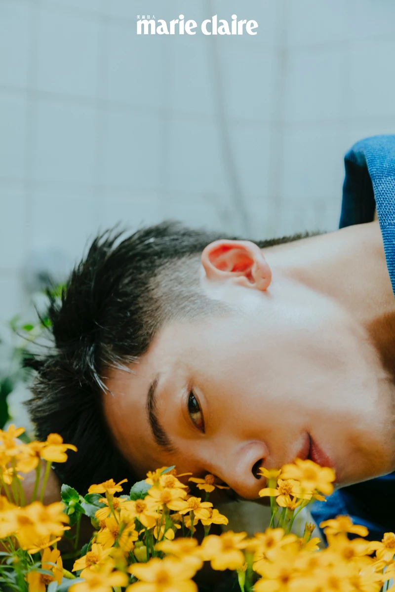 鵝黃色襯衫、刷色牛仔夾克,both by Fendi。 鵝黃色襯衫、刷色牛仔夾克,both by Fendi。