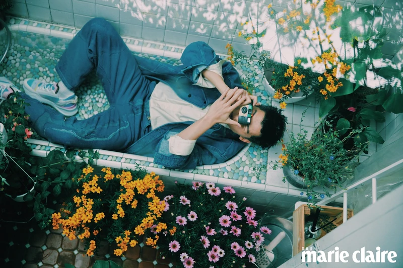 鵝黃色襯衫、刷色牛仔夾克、刷色牛仔褲、拚色設計 Fendi Flow球鞋,all by Fendi。 鵝黃色襯衫、刷色牛仔夾克、刷色牛仔褲、拚色設計 Fendi Flow球鞋,all by Fendi。