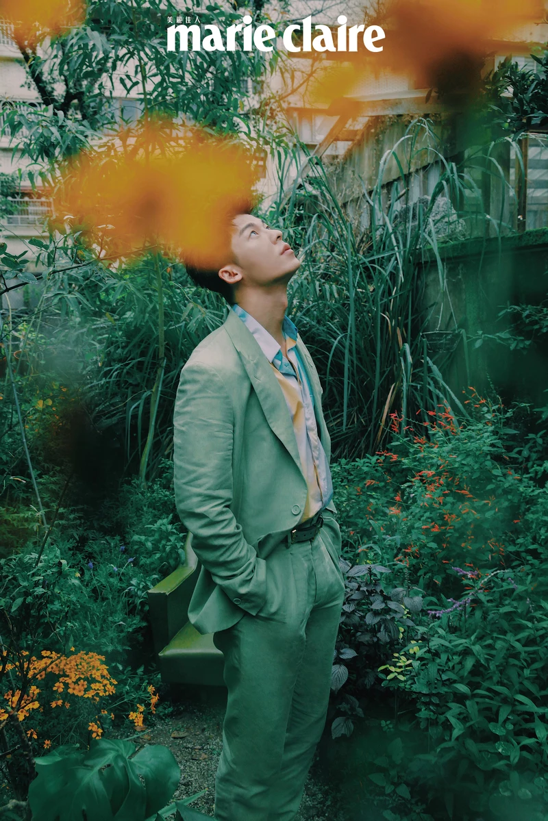 渲染造型襯衫、青綠色西裝外套、青綠色西裝褲、皮革腰帶,all by Fendi。 渲染造型襯衫、青綠色西裝外套、青綠色西裝褲、皮革腰帶,all by Fendi。