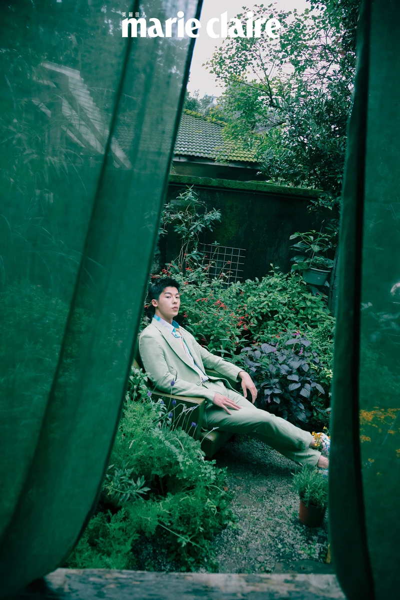 渲染造型襯衫、青綠色西裝外套、青綠色西裝褲、皮革腰帶、拚色設計 Fendi Flow球鞋,all by Fendi。 渲染造型襯衫、青綠色西裝外套、青綠色西裝褲、皮革腰帶、拚色設計 Fendi Flow球鞋,all by Fendi。