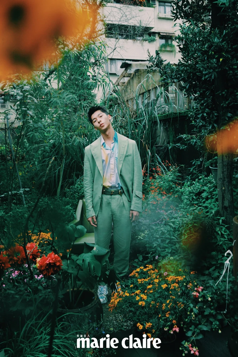 渲染造型襯衫、青綠色西裝外套、青綠色西裝褲、皮革腰帶、拚色設計 Fendi Flow球鞋,all by Fendi。 渲染造型襯衫、青綠色西裝外套、青綠色西裝褲、皮革腰帶、拚色設計 Fendi Flow球鞋,all by Fendi。