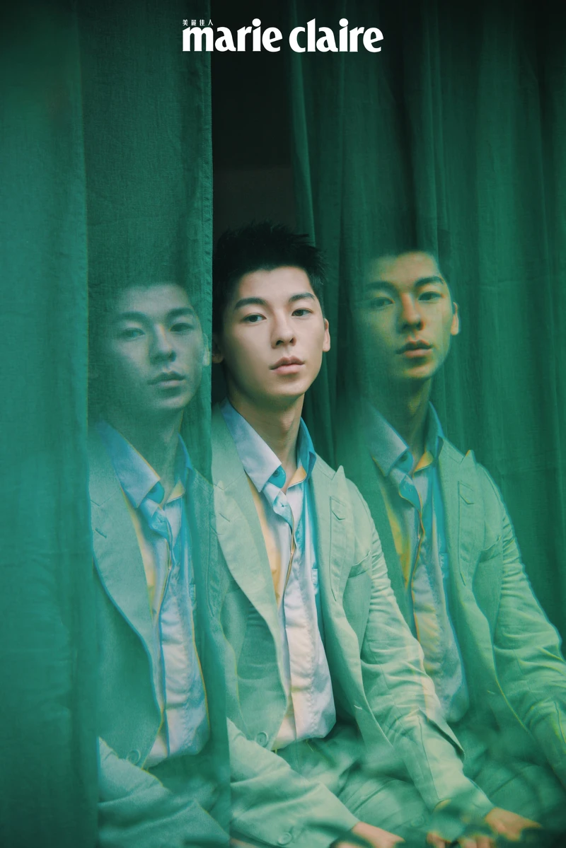 渲染造型襯衫、青綠色西裝外套、青綠色西裝褲、皮革腰帶,all by Fendi。 渲染造型襯衫、青綠色西裝外套、青綠色西裝褲、皮革腰帶,all by Fendi。