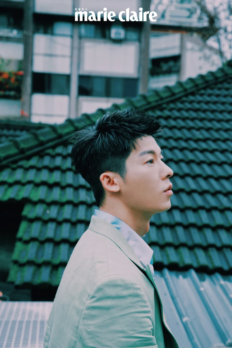 渲染造型襯衫、青綠色西裝外套,both by Fendi。 渲染造型襯衫、青綠色西裝外套,both by Fendi。