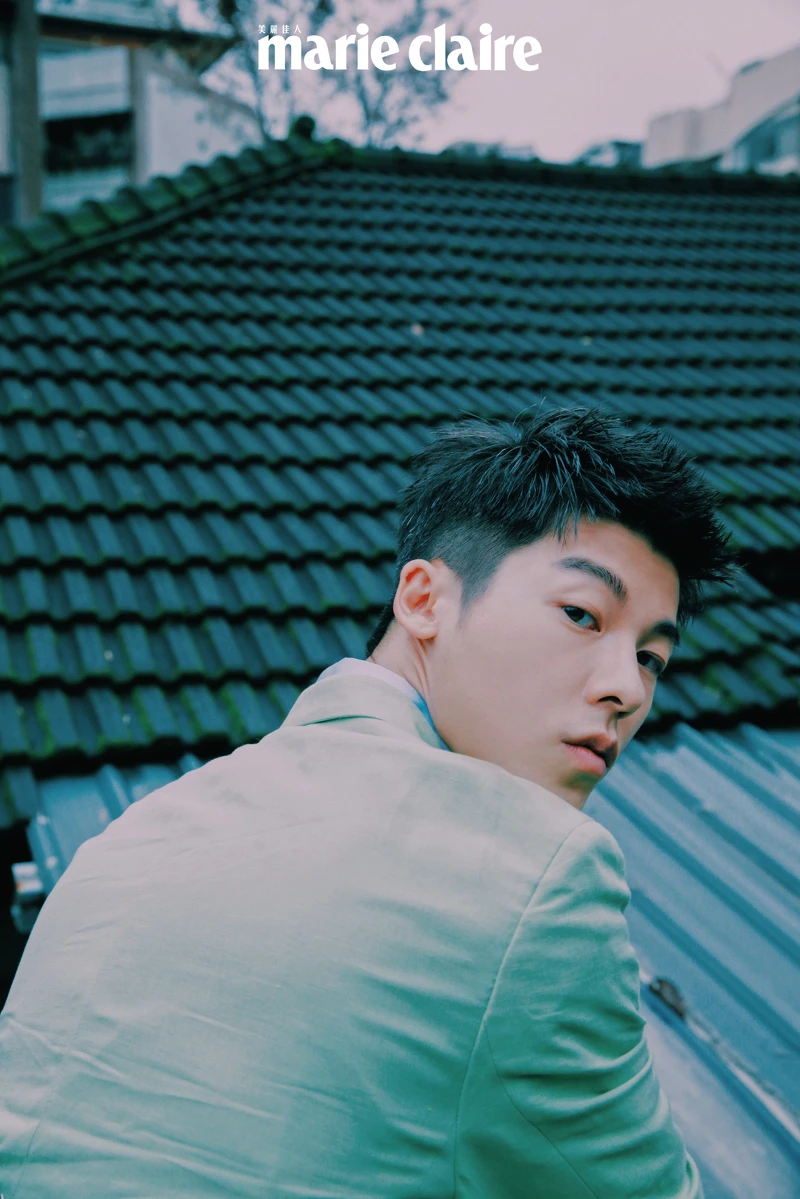 渲染造型襯衫、青綠色西裝外套,both by Fendi。 渲染造型襯衫、青綠色西裝外套,both by Fendi。