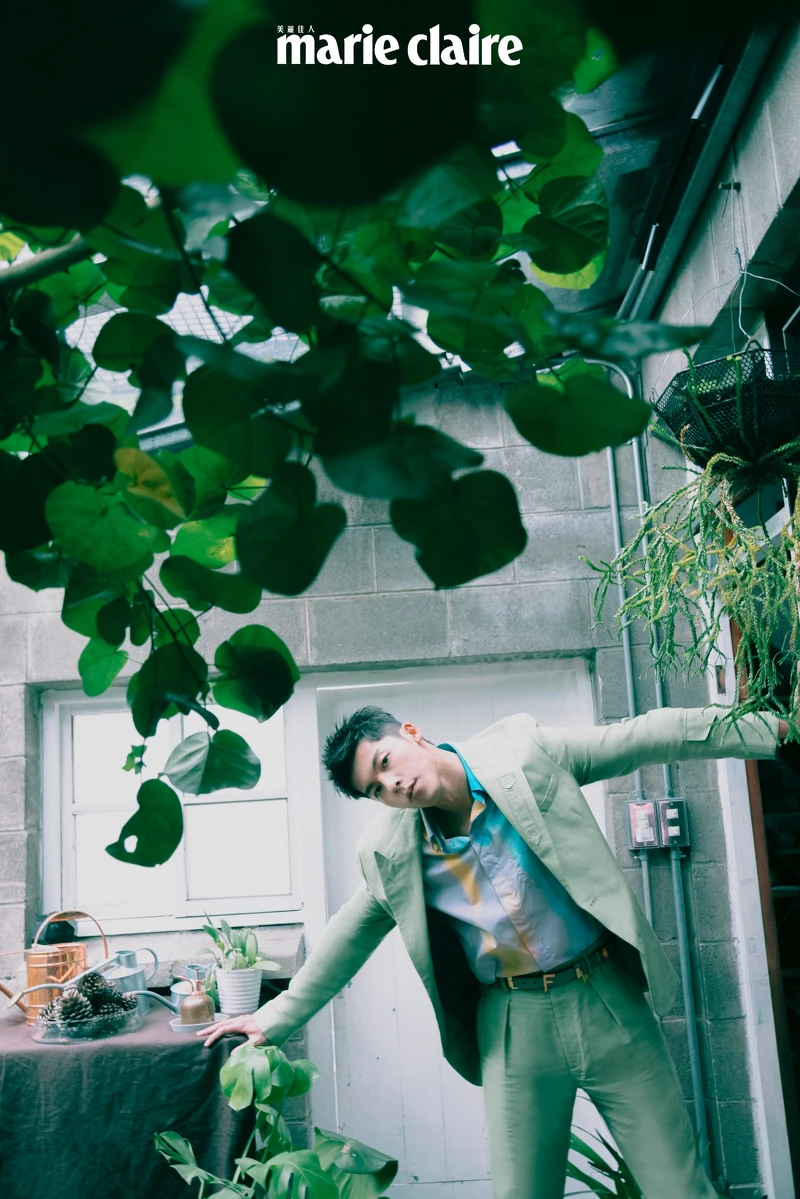 渲染造型襯衫、青綠色西裝外套、青綠色西裝褲、皮革腰帶,all by Fendi。 渲染造型襯衫、青綠色西裝外套、青綠色西裝褲、皮革腰帶,all by Fendi。