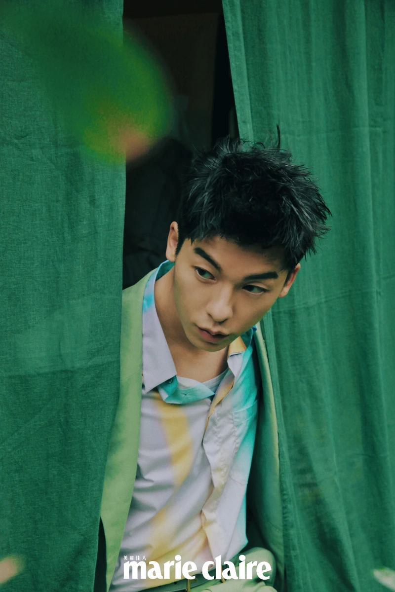 渲染造型襯衫、青綠色西裝外套、青綠色西裝褲、皮革腰帶,all by Fendi。 渲染造型襯衫、青綠色西裝外套、青綠色西裝褲、皮革腰帶,all by Fendi。