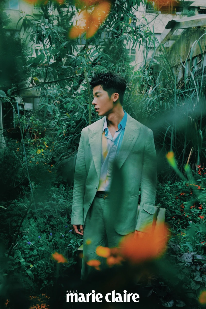 渲染造型襯衫、青綠色西裝外套、青綠色西裝褲、皮革腰帶,all by Fendi。 渲染造型襯衫、青綠色西裝外套、青綠色西裝褲、皮革腰帶,all by Fendi。