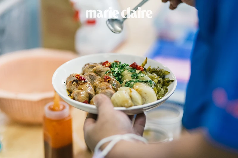 切盤後會搭配酸菜淋上醬汁。