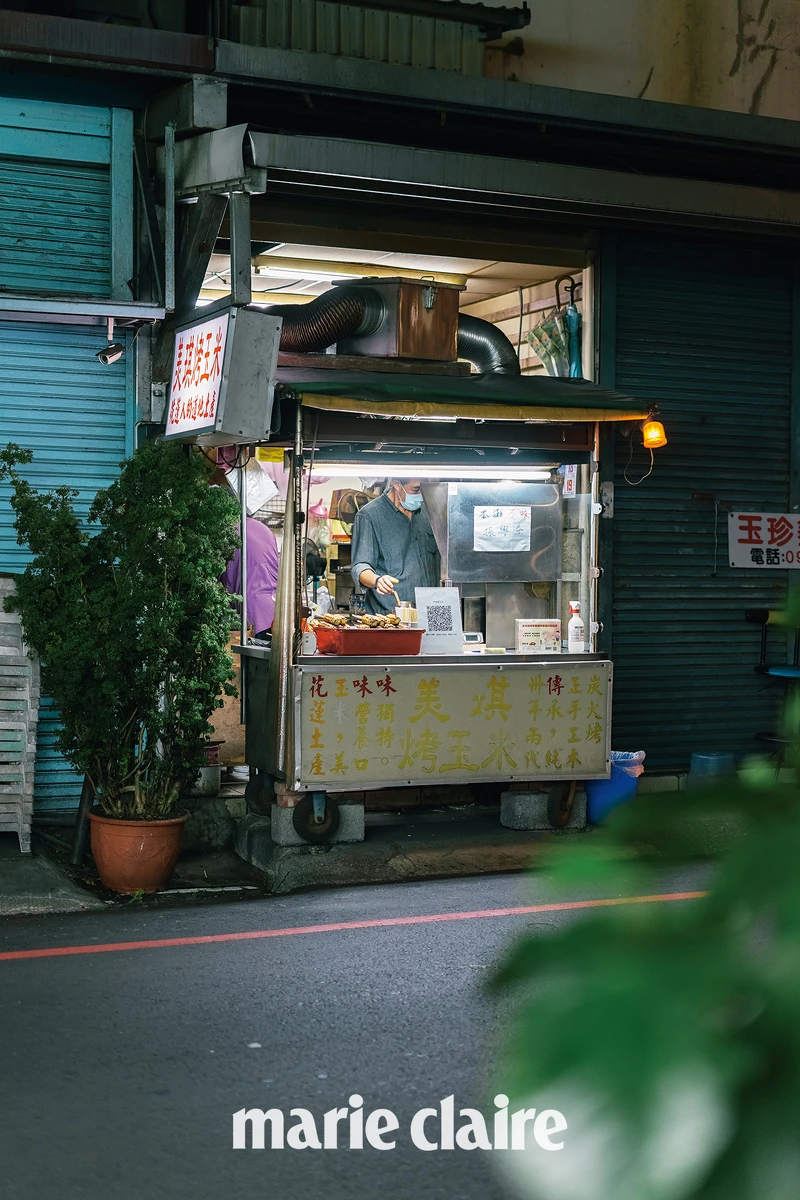 過去在美琪大飯店（現捷絲旅中正館位置）騎樓下營業因而得名。