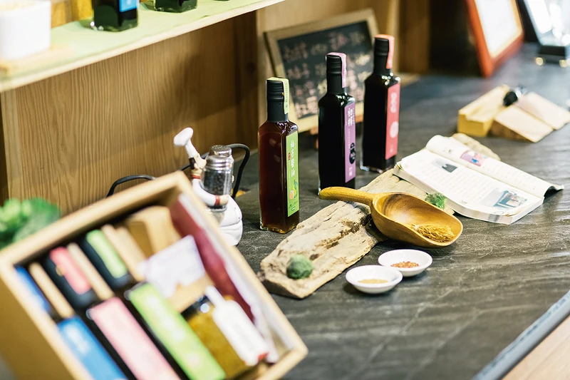 店內提供各式醬油、醬菜產品試吃
