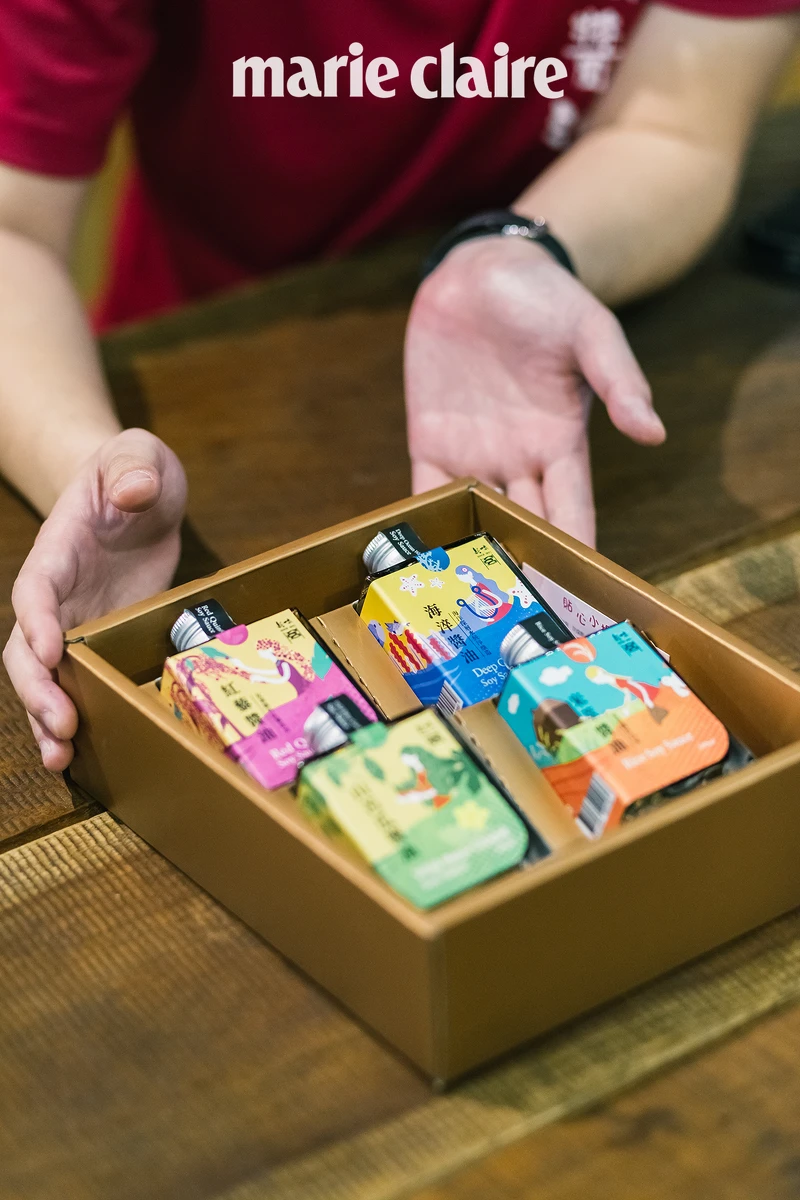 洄瀾禮盒禮盒組洄瀾禮盒組有四種風味醬油：山苦瓜醬油、海淬醬油、紅藜醬油、米萃醬油。