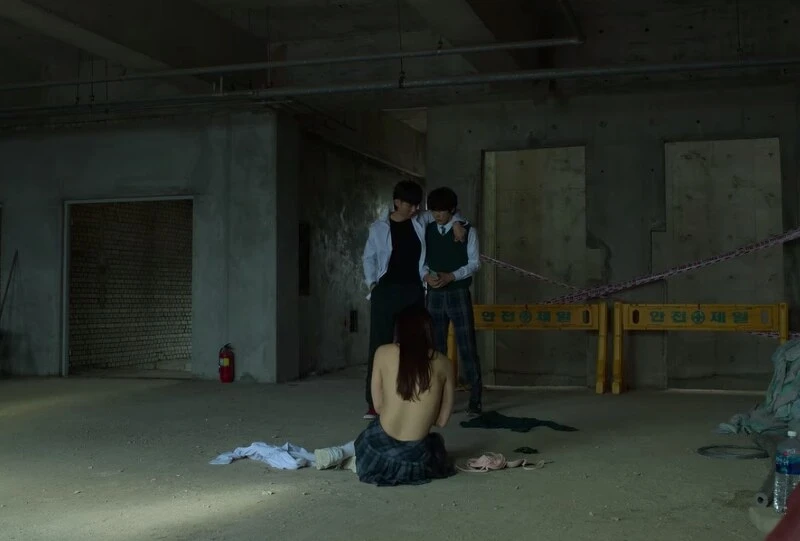 《殭屍校園》被霸凌女學生背部全裸惹議