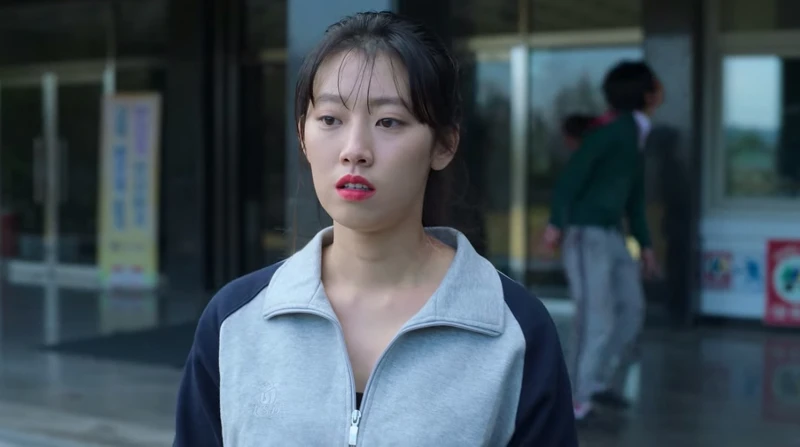 《殭屍校園》裴智恩綁起頭髮畫上唇膏展現自信