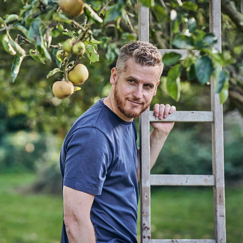 甜點主廚 Yann Couvreur 有媲美電影明星的吸睛外貌。 甜點主廚 Yann Couvreur 有媲美電影明星的吸睛外貌。