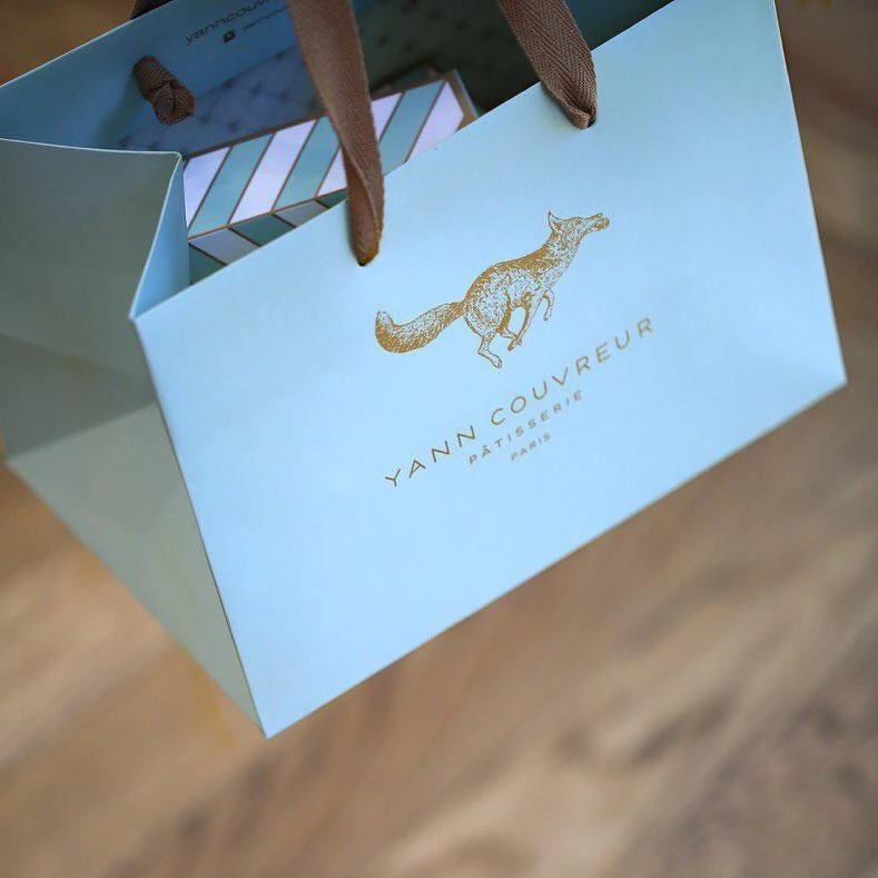 甜點店的包裝也大量使用狐狸的圖像。 甜點店的包裝也大量使用狐狸的圖像。