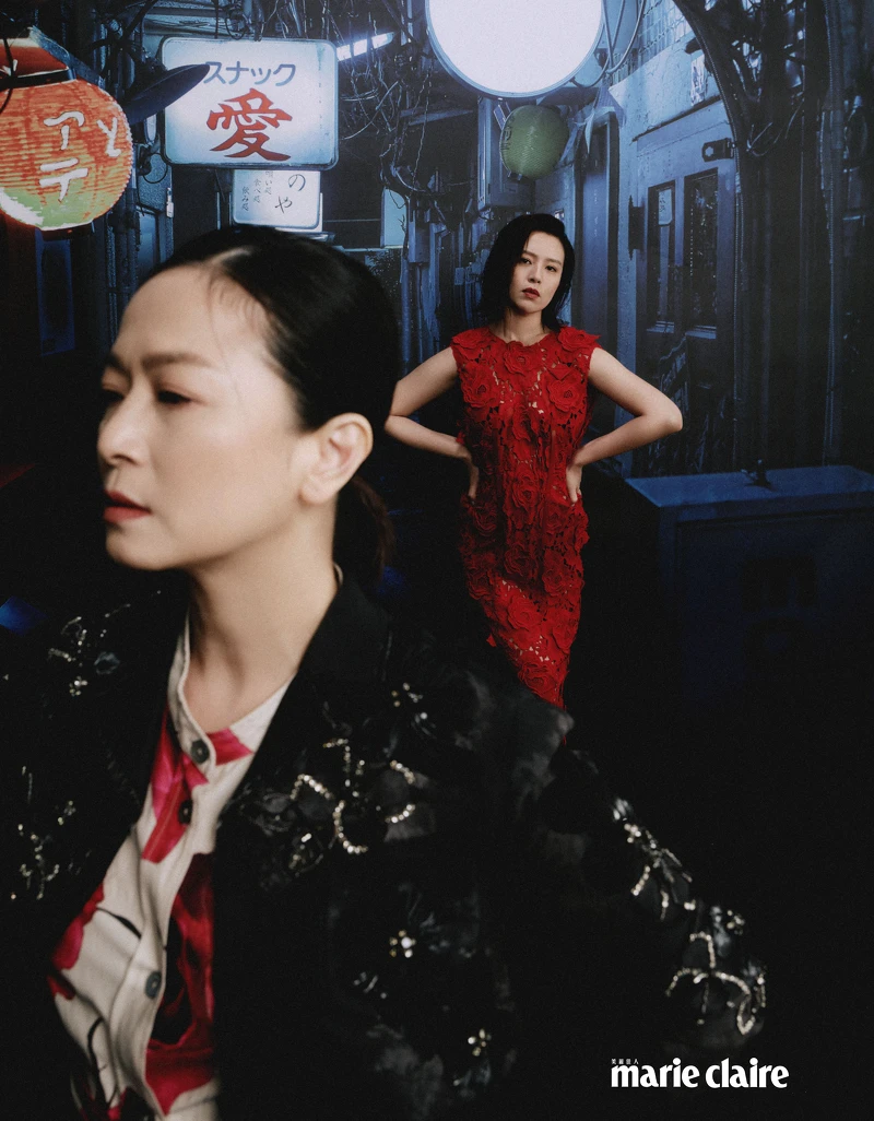 謝瓊煖： 花卉水晶刺繡夾克，Miu Miu；紅色霸王玫瑰洋裝，Paul Smith。劉品言：紅色花卉洋裝，Prada。