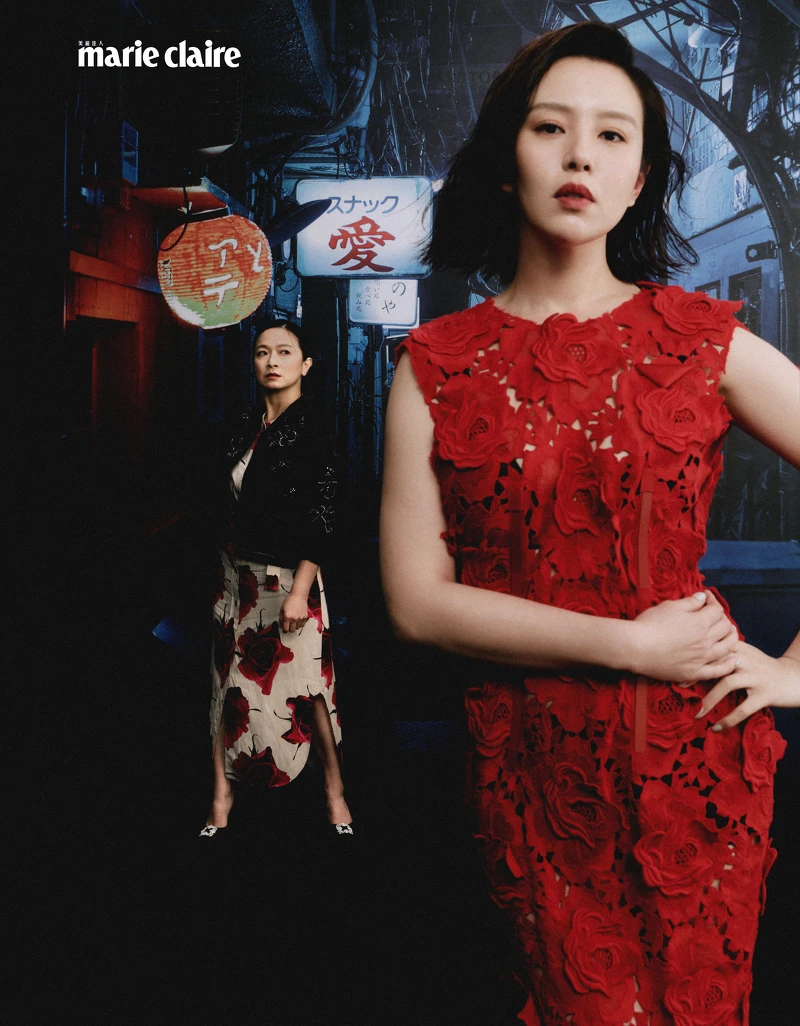  謝瓊煖： 花卉水晶刺繡夾克，Miu Miu；紅色霸王玫瑰洋裝，Paul Smith。劉品言：紅色花卉洋裝，Prada。