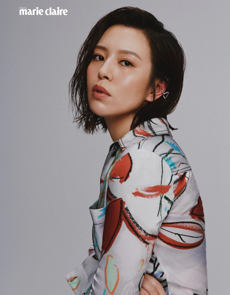 《華燈初上》Hana劉品言有著純然的氣質。白色印花襯衫洋裝，Paul Smith；銀色耳骨夾，VANN。