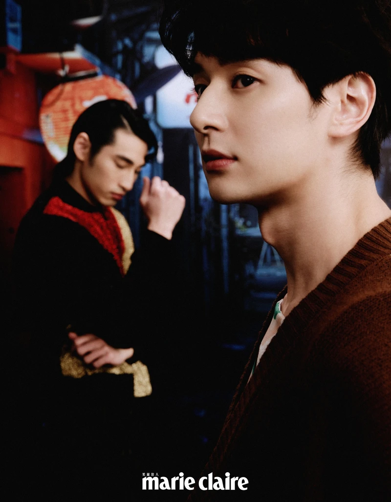 張軒睿／幾何紋圖短版背心、咖啡色針織衫，both by Prada。章廣辰／色塊拼接金蔥面料夾克、西裝褲，both by Saint Laurent。