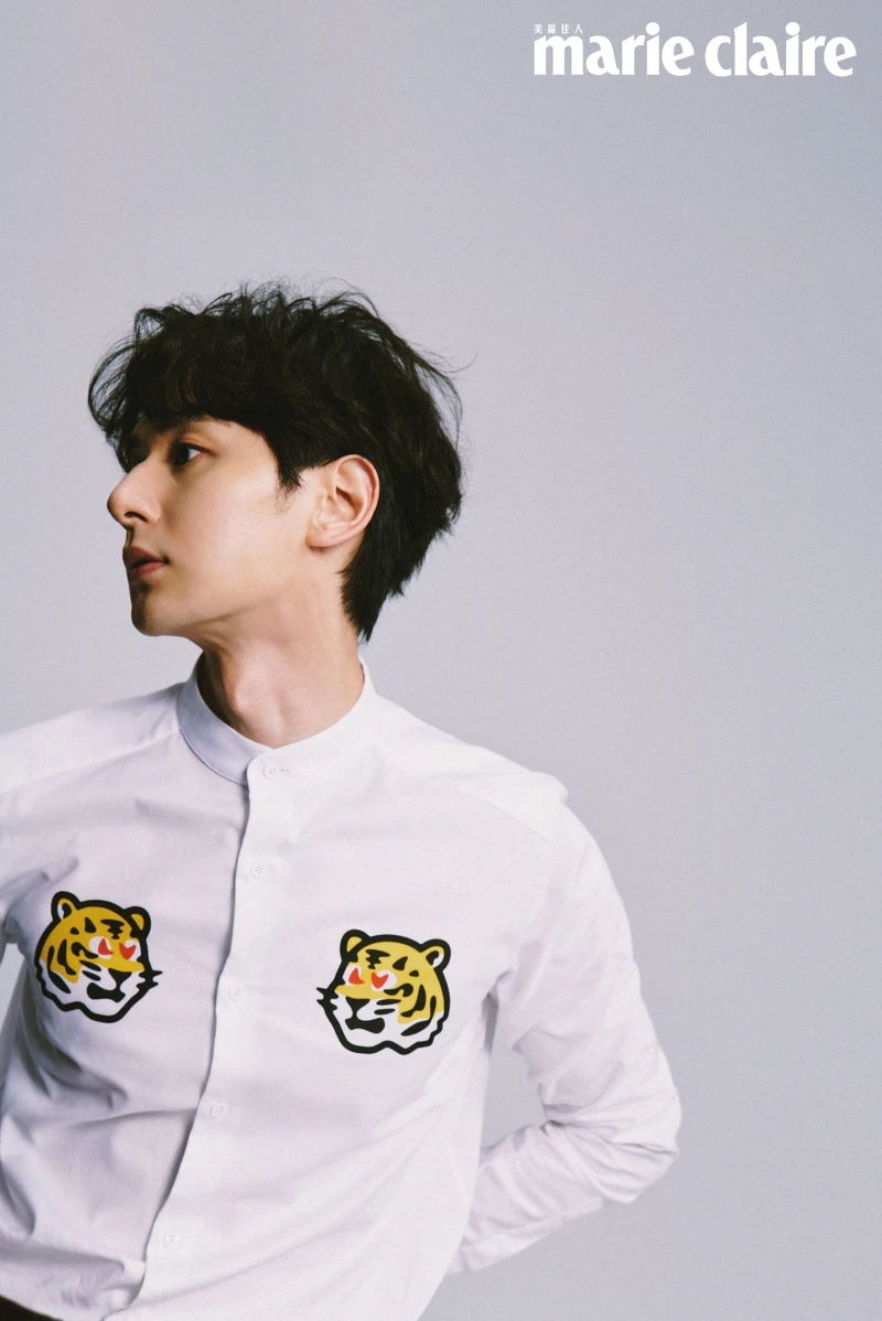 老虎圖案白襯衫、Monogran 寬版腰封，both by Louis Vuitton。