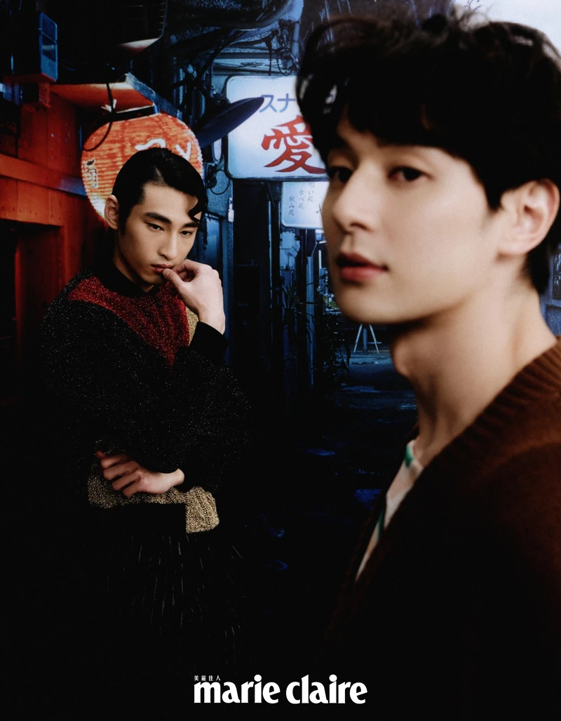 張軒睿／幾何紋圖短版背心、咖啡色針織衫，both by Prada。章廣辰／色塊拼接金蔥面料夾克、西裝褲，both by Saint Laurent。