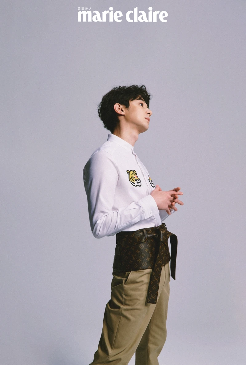 老虎圖案白襯衫、Monogran 寬版腰封、卡其褲，all by Louis Vuitton。