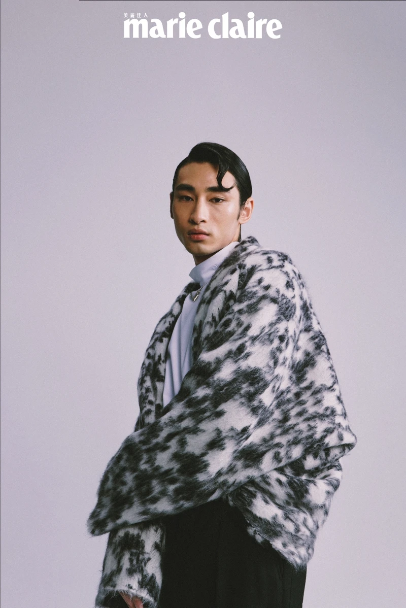 白色高領衫、項鍊，both by Dior；毛海外套、黑色西裝褲、腰帶，all by Saint Laurent。