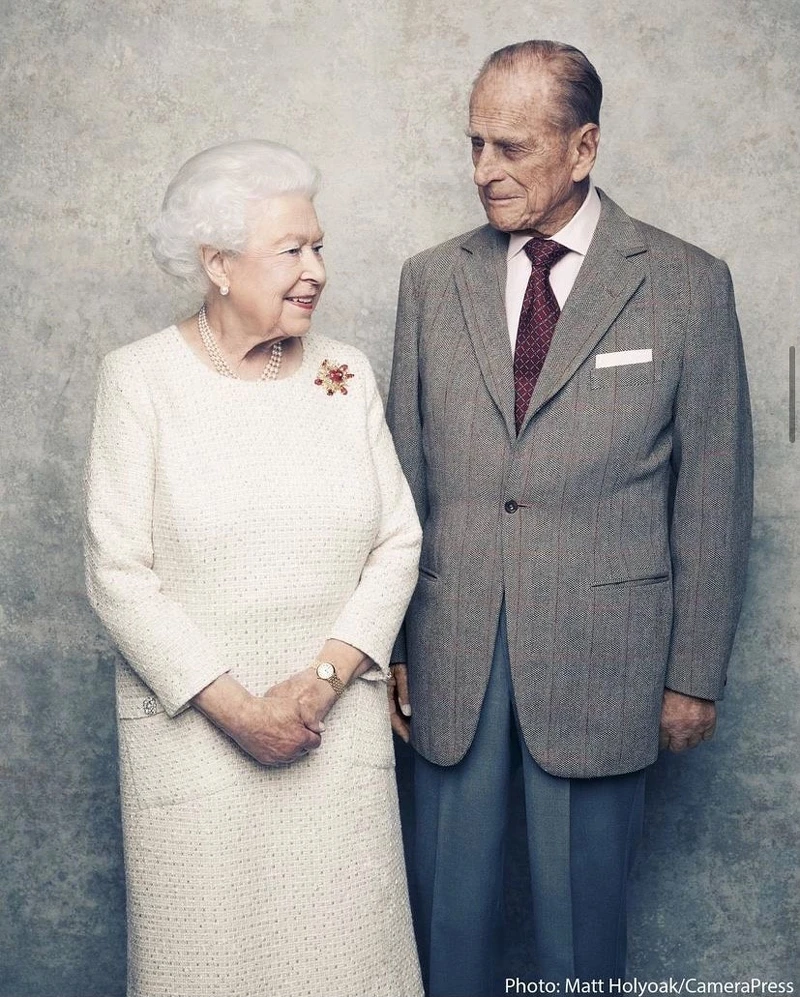 胸針穿搭高手是她！認識英國女王的經典收藏，搭配選擇也暗藏玄機