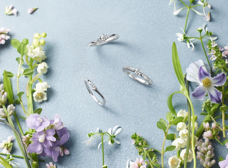 I-PRIMO Flowery系列 -上： Flanery 鑽戒、下排右：EPUREE鑽戒、下排左：MIMORIA對戒