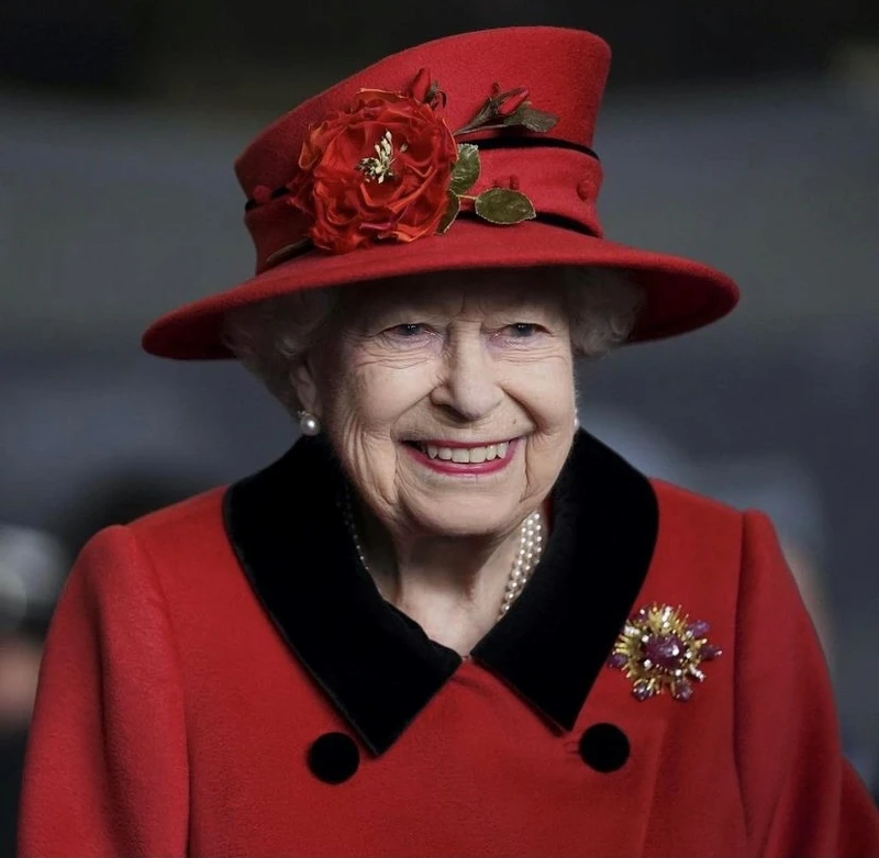 胸針穿搭高手是她！認識英國女王的經典收藏，搭配選擇也暗藏玄機