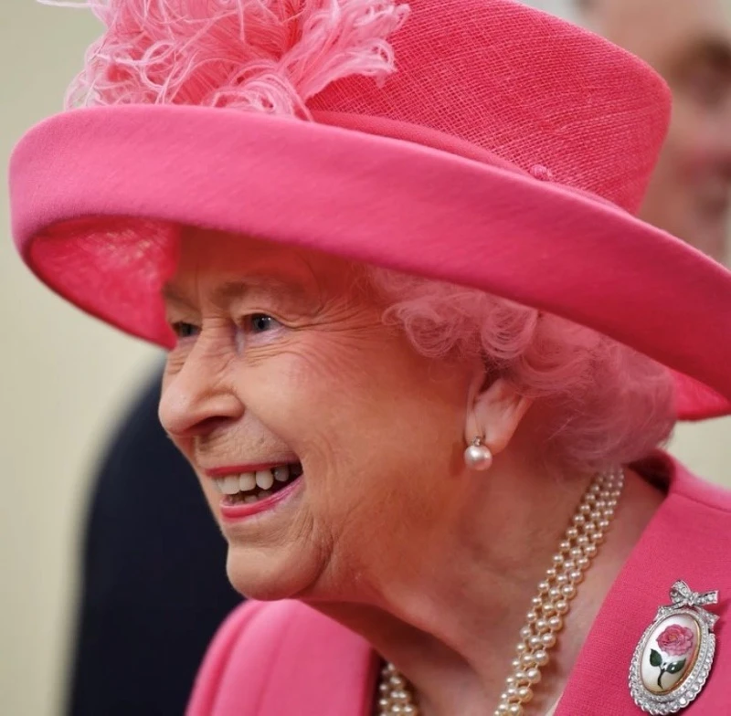 胸針穿搭高手是她！認識英國女王的經典收藏，搭配選擇也暗藏玄機