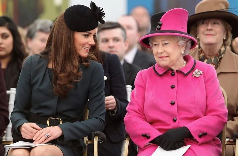 胸針穿搭高手是她！認識英國女王的經典收藏，搭配選擇也暗藏玄機