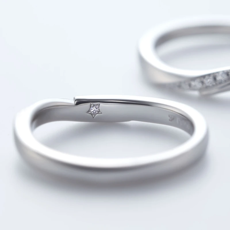 Nocturnal系列男戒內側鑲鑽的細膩巧思。