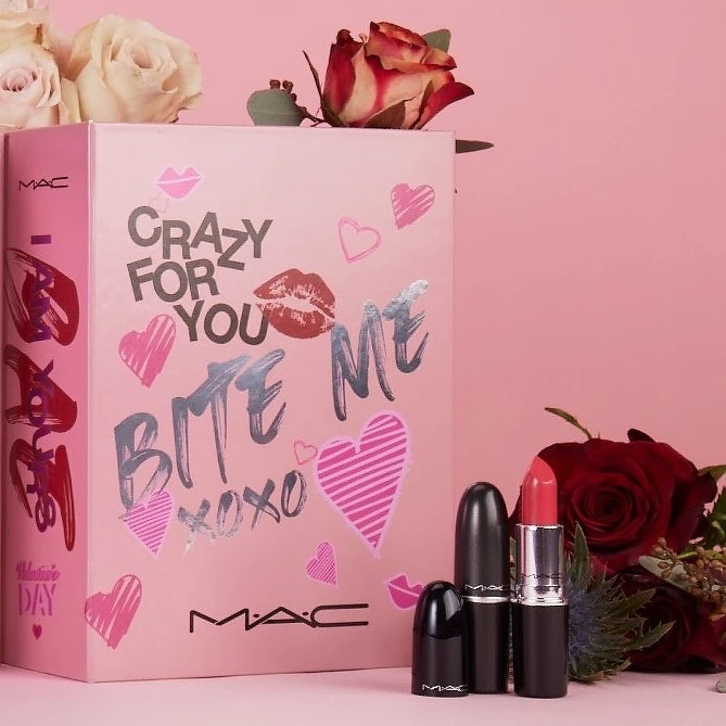 M.A.C 2022情人節「直球情書」禮盒包裝。 M.A.C 2022情人節「直球情書」禮盒包裝。