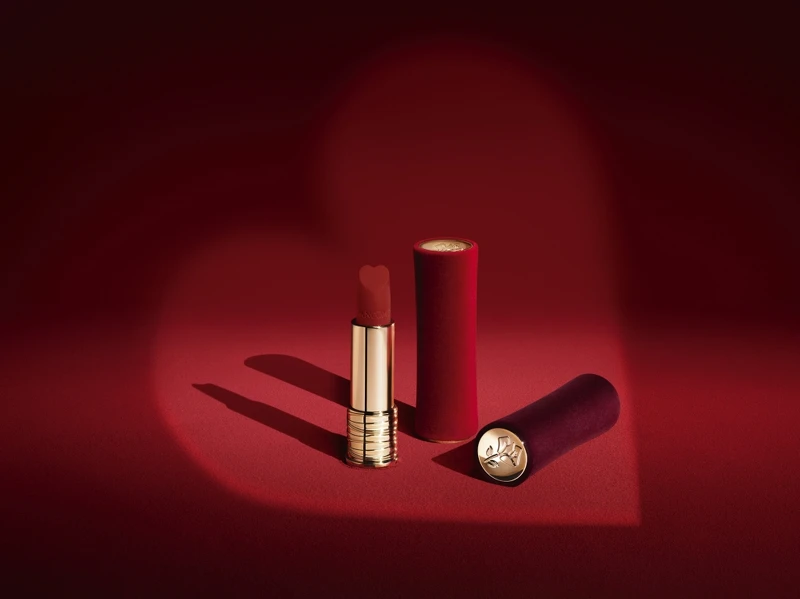 蘭蔻「絲絨小蠻腰」絕對完美唇膏2022情人節絲絨限定版情境圖。 蘭蔻「絲絨小蠻腰」絕對完美唇膏2022情人節絲絨限定版情境圖。