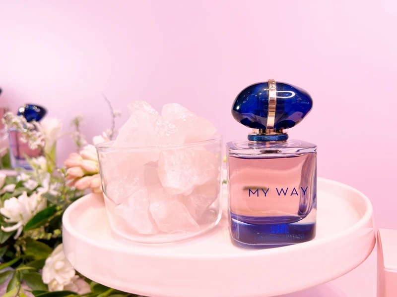 GIORGIO ARMANI亞曼尼2022 MY WAY情人節禮盒當中出現超夢幻的粉紅水晶。 GIORGIO ARMANI亞曼尼2022 MY WAY情人節禮盒當中出現超夢幻的粉紅水晶。