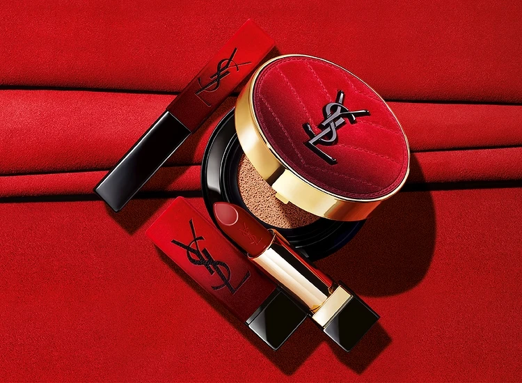 YSL 2022情人節熾熱絨情限定版形象圖。 YSL 2022情人節熾熱絨情限定版形象圖。