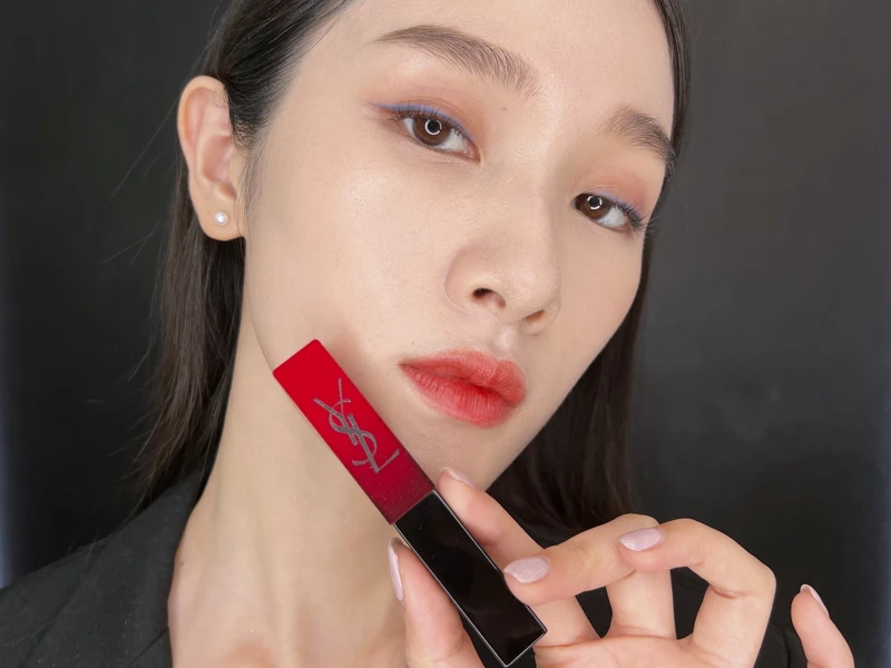 YSL奢華緞面絨霧唇膏熾熱絨情限定版(#1966),NT1,380 YSL奢華緞面絨霧唇膏熾熱絨情限定版(#1966),NT1,380