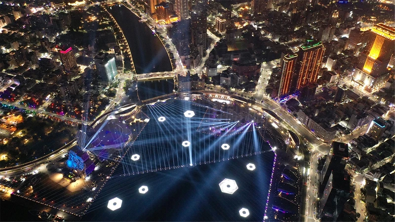 高雄地方主燈「光啟愛河灣」展演驚艷全台，主燈是一條河的概念突破燈會想像界限。