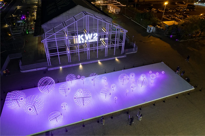 【吶喊許願池】聲波透過光圈變幻瞬移到彼方，即使再幽暗的黑夜，絢爛的燦亮讓人彷彿受到鼓舞振奮。地點：駁二藝術特區－大港橋畔。