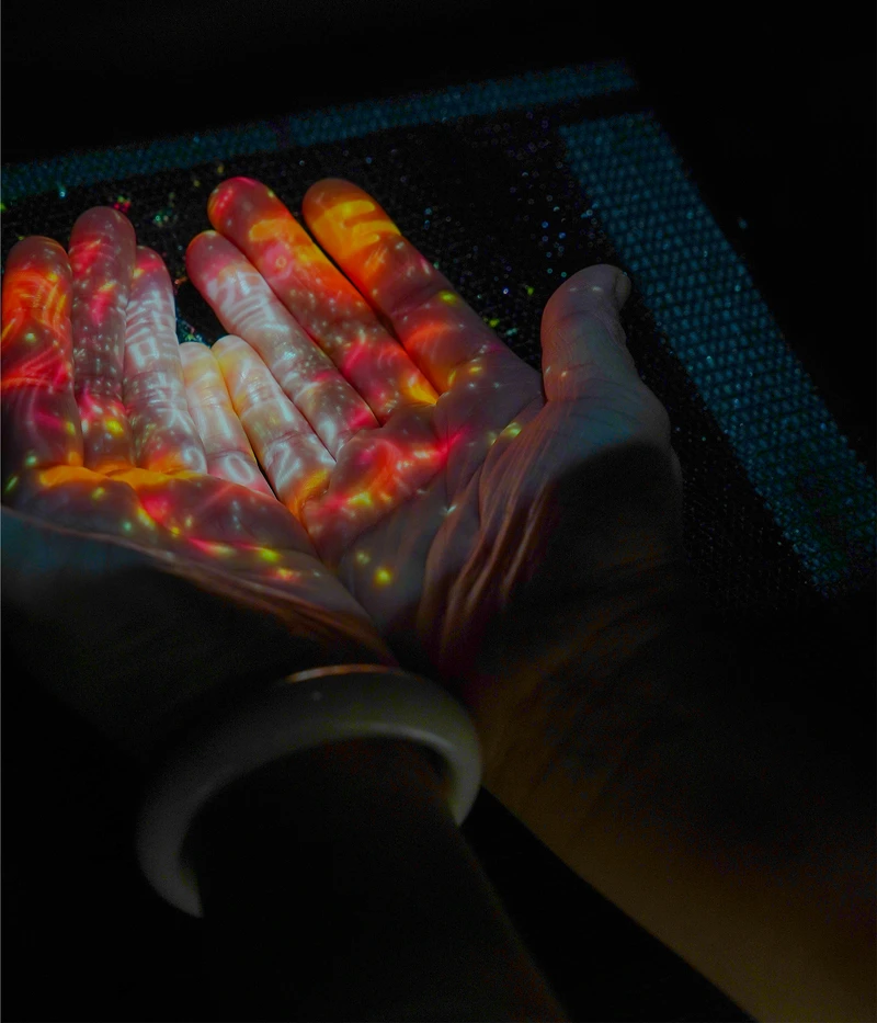 【花御洗】藝術家將疫情之下必備的酒精洗手，透過科技藝術加以變化，在酒精噴灑的過程中，將會有花朵投影至雙手，宛如人們捧著花朵祈願的模樣。地點：衛武營。