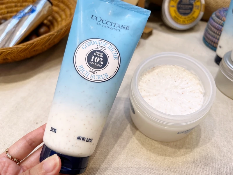 L’OCCITANE歐舒丹乳油木保濕去角質美體霜包裝由罐裝變成條裝,使用上更便利。 L’OCCITANE歐舒丹乳油木保濕去角質美體霜包裝由罐裝變成條裝,使用上更便利。