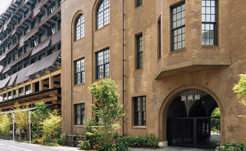 新風館位於中京區烏丸通,附近有許多老店,想是松栄堂、宮脇賣扇庵、龜末廣、栖園等等。 新風館位於中京區烏丸通,附近有許多老店,想是松栄堂、宮脇賣扇庵、龜末廣、栖園等等。