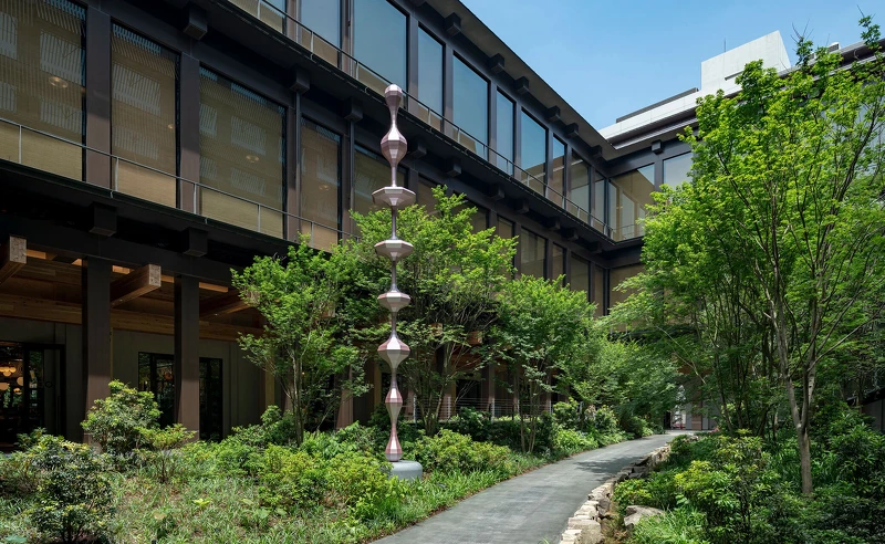 使用過去「町屋」格局的概念,在舊與新的建築之間設計了中庭空間作為連接。 使用過去「町屋」格局的概念,在舊與新的建築之間設計了中庭空間作為連接。