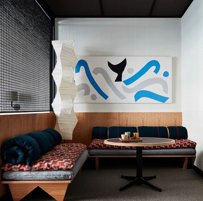 房間內部大量使用日本紡織品,角落為現代雕塑大師野口勇的燈具設計燈具 AKARI 系列的落地燈。 房間內部大量使用日本紡織品,角落為現代雕塑大師野口勇的燈具設計燈具 AKARI 系列的落地燈。