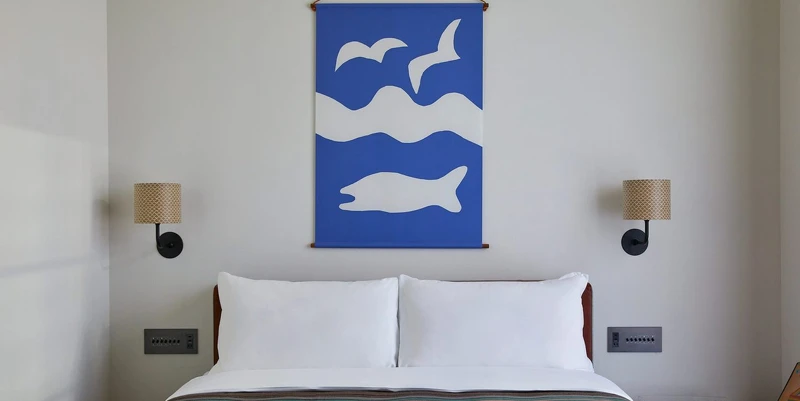 無論哪個房型房間皆有日本型染大師柚木沙彌郎的掛畫創作。 無論哪個房型房間皆有日本型染大師柚木沙彌郎的掛畫創作。