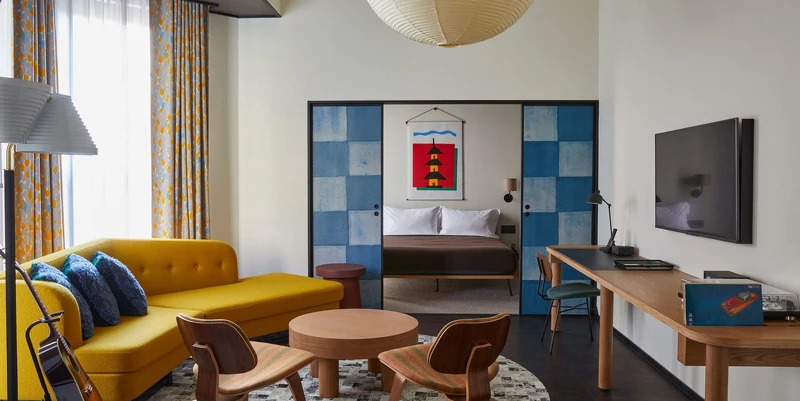 「Ace Suite」房型,角落為芬蘭設計之父 Alvar Aalto 的立燈 Aalto lattiavalaisin,以及 Gibson 的吉他。 「Ace Suite」房型,角落為芬蘭設計之父 Alvar Aalto 的立燈 Aalto lattiavalaisin,以及 Gibson 的吉他。