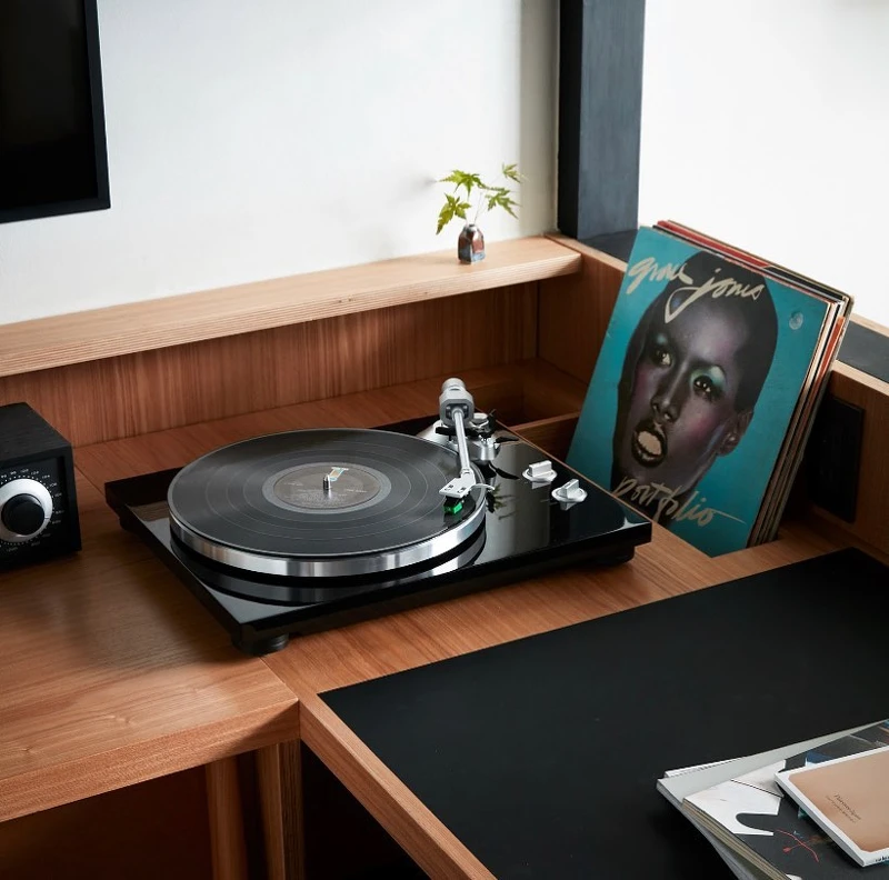 房間內皆設有 TEAC 黑膠唱片機,更附上品味保證的專輯選擇,如這間房間就可看見 Grace Jones 1977年的《Portfolio》專輯。 房間內皆設有 TEAC 黑膠唱片機,更附上品味保證的專輯選擇,如這間房間就可看見 Grace Jones 1977年的《Portfolio》專輯。