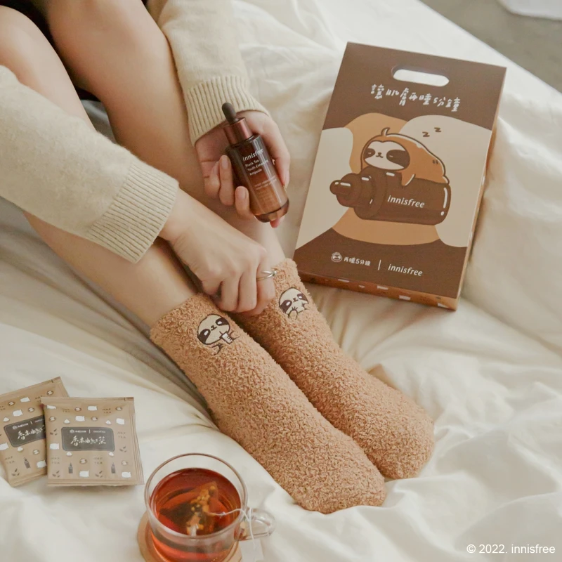 再睡5分鐘特製療癒暖暖襪,穿起來舒適柔軟,讓細膩設計不對稱樹懶小咖帶來溫暖。 再睡5分鐘特製療癒暖暖襪,穿起來舒適柔軟,讓細膩設計不對稱樹懶小咖帶來溫暖。